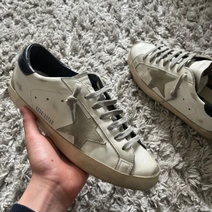Golden goose  - Tja! Säljer nu dessa sjukt snygga och eftertrakde Golden goose superstar i riktigt bra skick|| Skick: 8,5/10|| Storlek: 40|| Nypris: ~6000kr Mitt pris: 3100 men priset kan diskuteras|| Vad ingar: Dustbag, Box, kort och lite mer|l Om ni har frägor eller funderingar är det bara att fragal| Mvh Oscar ! 