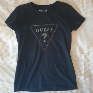 Svart Guess tröja - Bra skick storlek S💘 Litten i storleken så jag skulle säga att den är mer XS