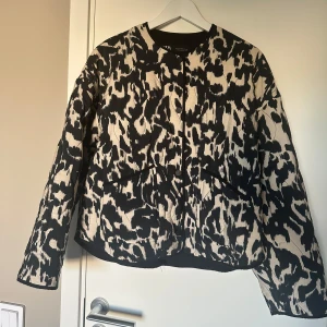 Mönstrad jacka  - Quiltad jacka från Zara i svart och beige med snyggt mönster. Jackan är inte jättetjock så den passar perfekt till vår och höst! Tryck inte på KÖP DIREKT utan skriv om du är intresserad! 💛