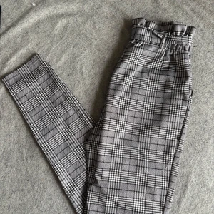 Kostymbyxor med knyte  - Använda fåtal gånger, i nyskick.