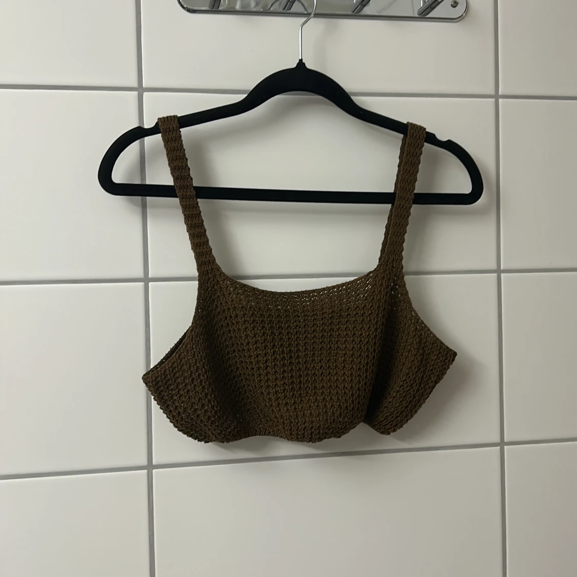 Brun stickad croppad linnetopp