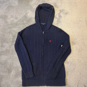 Polo Ralph lauren hoodie - Tjoo, säljer denna stickade polo hoodien till dunderpris‼️‼️💯Skick 9/10✅✅✅ DMa📩 vid minsta fundering🤗🤗