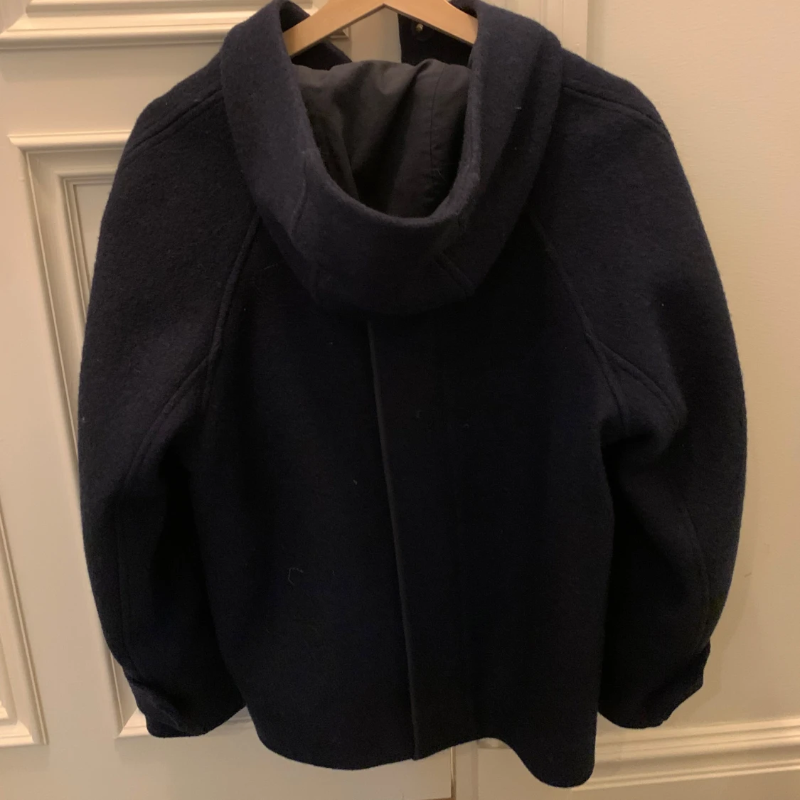 Mörkblå jacka med huva från COS - 3