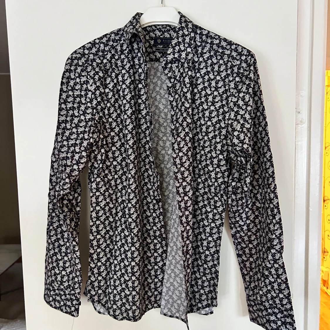 Svart blommig skjorta från Riley - 2