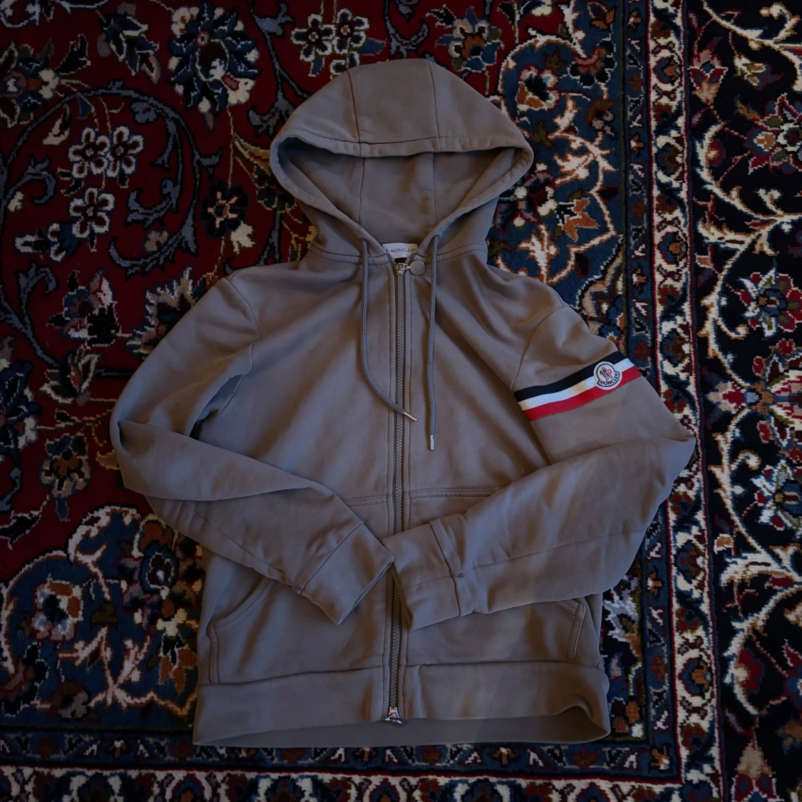 Beige Moncler hoodie med dragkedja
