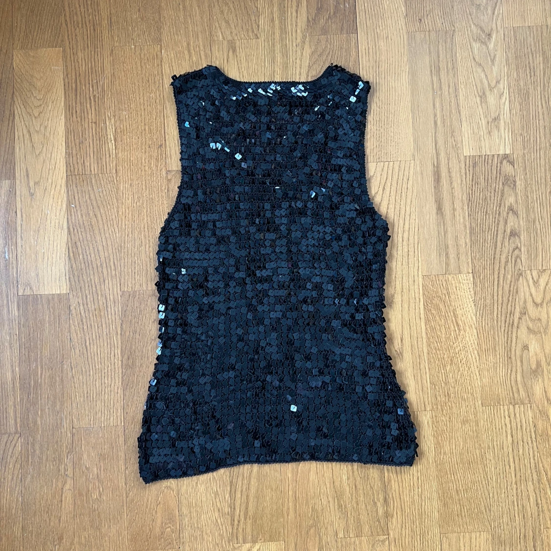 Svart paljett-topp med v-ringning - 1