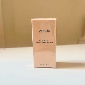 Vanilla Eau de Toilette 20ml H&M - Vanilj parfym från Hm. Produkten säljs inte längre så ta chansen! Parfymen är en gammal favorit hos mig och passar dig som vill ha en väldigt feminin, pudrig vanilj doft💗