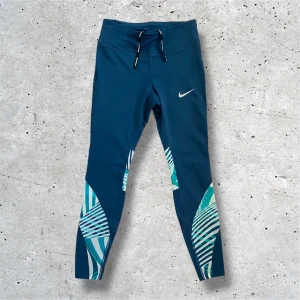 Nike träningsbyxor - Blåa träningsbyxor från Nike i storlek S. Byxorna har inga defekter och är i mycket bra skick. Skriv till mig vid frågor, pris kan diskuteras vid snabb affär! 🤝