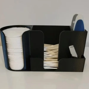 Svart sminkorganizer för pads & tops - Praktisk svart 3d printad sminkorganizer i plast med flera fack för bomullspads, tops och små tillbehör. Perfekt för att hålla ordning på sminkbordet och ha allt nära till hands när du sminkar dig eller tar bort smink.