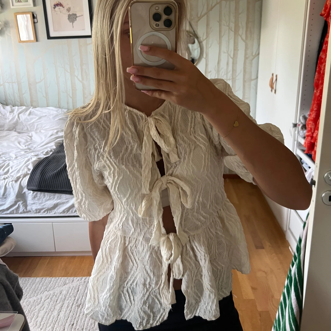 Vit blus med knyt från Gina Tricot - 1