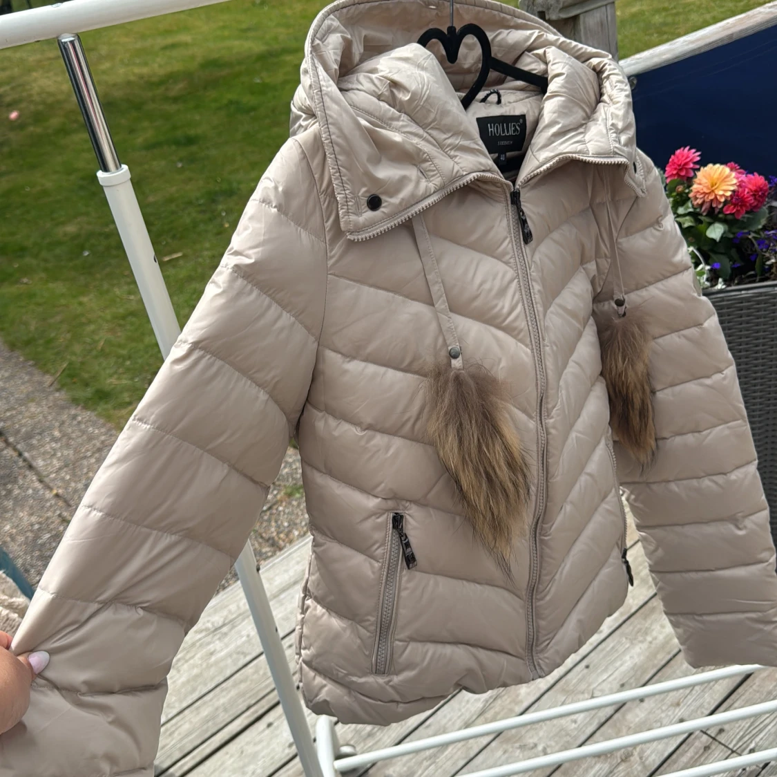 Beige dunjacka med pälskant Hollies - 3