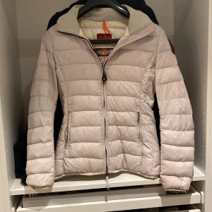 Parajumper jacka - Superlätt ljusbeige dunjacka från Parajumpers i storlek Dam S. Väldigt fin jacka och är bra för dem lite kyligare dagarna! Jackan är i allmänt bra skick förutom lite små fläckar och att ena fick dragkedjan har gått av halft (se bild). Pris ej hugget i sten ❗️vid intresse eller frågor kom privat 😁 // Levi