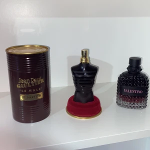 Jean Paul Gaultier Le Male Le Parfum 75ml) (Valentino born in Roma 100ml) - Säljer en ikonisk Jean Paul Gaultier Le Male Le Parfum. Flaskan är formad som en svart, matt manlig torso med guldiga detaljer och kommer med originalförpackning i metallburk med guldfärgade inslag.Men har inte valentino förpackningen. Jean Paul Gaultier le male 450kr. Valentino born in Roma 550kr.