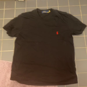 Svart Ralph lauren t shirt  - Den är svart med röd häst vid bröstet den är inte true2size skulle säga att den passar M-L