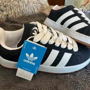 Adidas campus skor  - Helt nya adidas campus skor i marinblå färg!🥰 passar både stl 39 och 40!