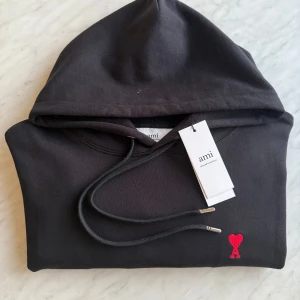 AMI tröja - En svart ami tröja med ett rött hjärta ❤️ tröjan är i storlek L och perfekt för dig som tycker om stilren kläder för mer info eller bilder är det bara att höra av sig så är jag villig att hjälpa er med alla frågor💛