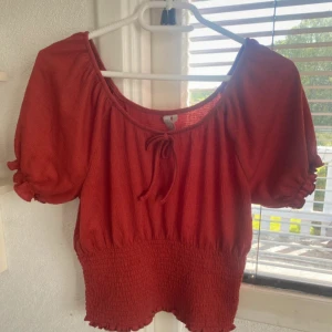 Topp - Säljer en topp från pieces i storlek L, nytt skick. Säljer den för 30kr + frakt!