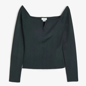 Svart ribbad offshoulder-top - Snygg mörkgrön ribbad topp med offshoulder-modell och lång ärm. Perfekt för sommaren men även när det är lite kallare. Jättefin💕