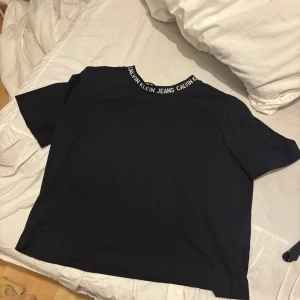 Svart t-shirt från Calvin Klein Jeans - Svart t-shirt från Calvin Klein Jeans i storlek M. Använd fåtal gånger men sparsamt
