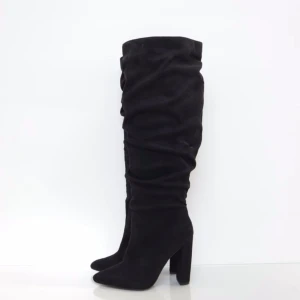 Boots - Säljer dessa super fina stövlar som jag köpte från Sellpy men som tyvärr var lite för stora på mig. Varan sägs vara i storlek 38 men tycker den passar de som har 39-40. Varan är i mycket fint skick!