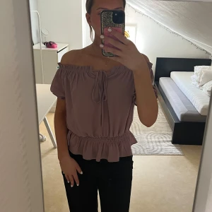  Offshoulder blus med volang - Supersöt blus med offshoulder och volangkant nertill. 