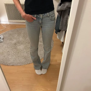 Ljusblå bootcut jeans - Säljer ett par ljusblå jeans med bootcut-modell och klassisk femficksdesign. Storlek 36, små i storleken. Använda ett fåtal gånger!🥰😍