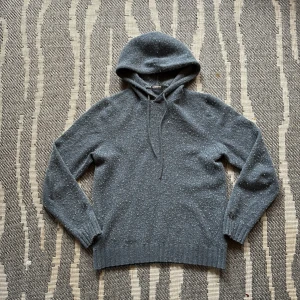 Merinoull hoodie - En snygg och bekväm merinoull hoodie från dressman. Skicket är bra men storleken har krympt till S. Vid frågor eller funderingar är de bara att höra av sig!!