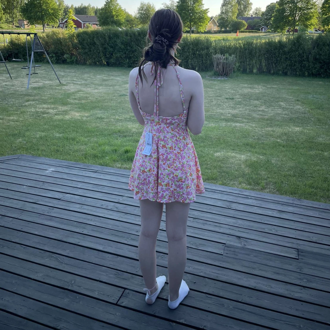 Blommig kort sommarklänning