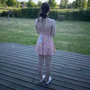Blommig kort sommarklänning - Supersöt kort klänning med blommigt mönster. Aldrig använd, prislappen kvar