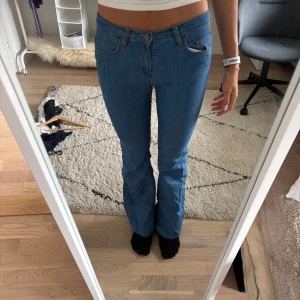 Blå bootcut jeans från Gina Tricot - Passar mig som har w26. Köptes second hand och har bara används en gång.  Har även dytt upp länden på den nån centimeter och passar mig som är 1,74. 