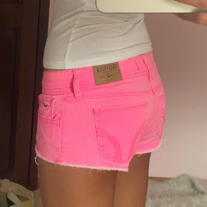 Hollister jeansshorts - Snygga lågmidjade neonrosa hollister jeansshorts 🩷Stl w26, passar XS-S