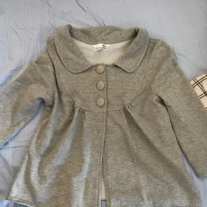 Grå bolero  - Supersöt grå glittrig bolero från H&M. Endast använd några gånger!