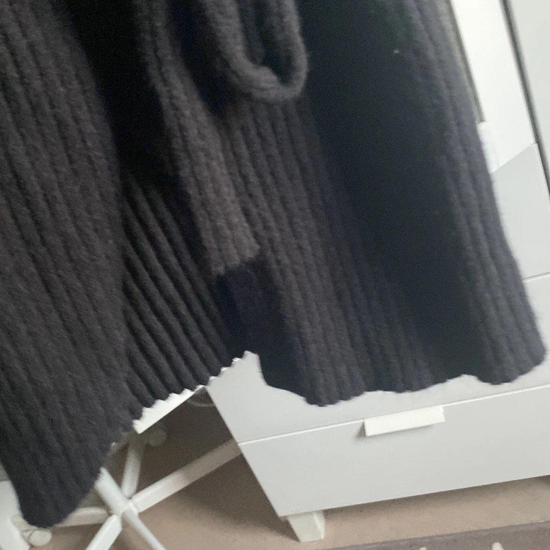 Svart ribbad omlottkofta med knytband - 3