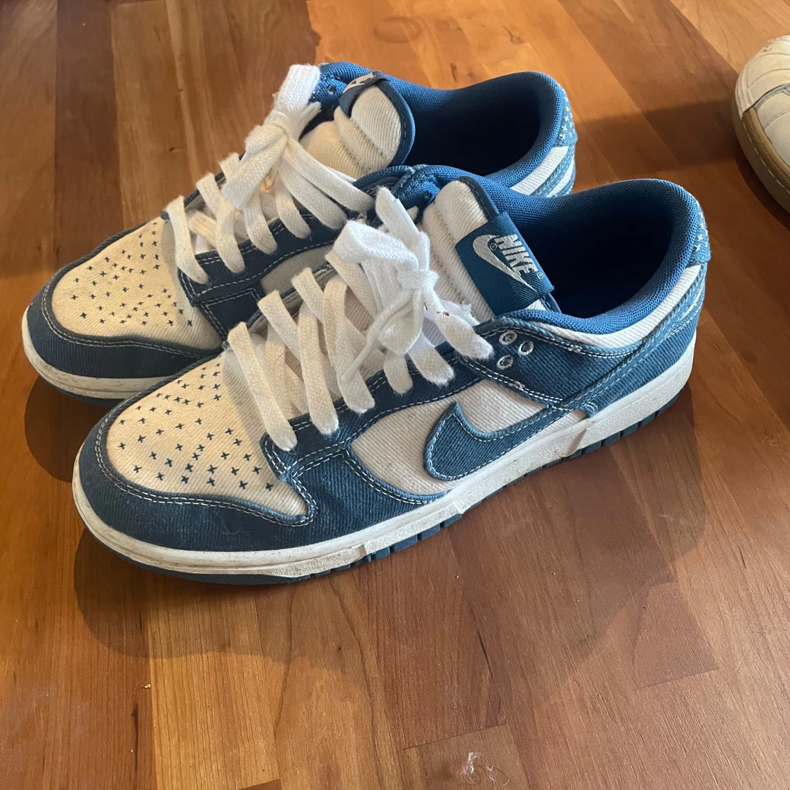 Nike Dunk Low i denim och vitt