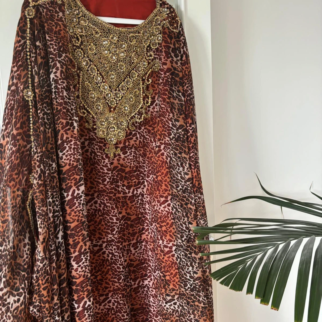 Långklänning med leopardmönster och guld, Storlek Onesize - 36/46