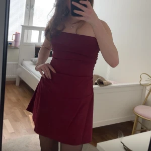 Vinröd kort klänning från Bershka - Supersnygg vinröd kort klänning från Bershka oanvända och etiketten är på!