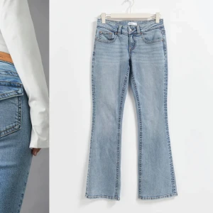 y2k low bootcut jeans - Så fina jeans från Gina Tricot! Använda under 10 gånger o pyttelite slitna längst ned men inget som märks(skriv för bild)💞Köpta för 500 ❣️Tryck gärna på ”köp nu”. Pris kan diskuteras 
