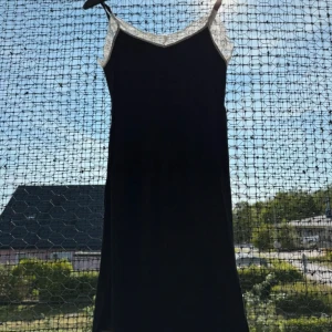 Natt klänning  - Natt klänning i färgen svart. Storlek M. Använd ett par gånger, har blivit slitet på spetsen (3 sista bilderna), annars väldigt Köpt på Ullared