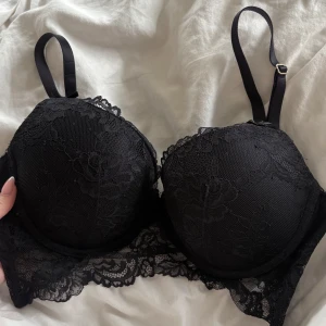 Ny svart push-up bh från Kappahl  - Svart push-up bh köpt på kappahl i storlek 80B. Den är superfin med alla spetsdetaljer men passar inte mig. Köpte den för 299kr men säljer den för 150kr! Hör av dig om du har frågor 🌸