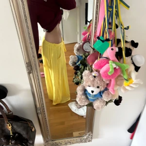 Gul lång kjol - Säljer denna super fina långkjolen från Zara i storlek S💛