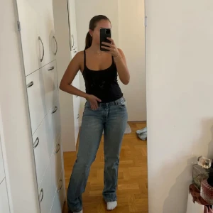 Zara jeans - Säljer dessa jeansen från Zara som är mid-rise och rak modell, då de tyvärr blivit för små för mig. Perfekta jeans färgen. Bra skick!!