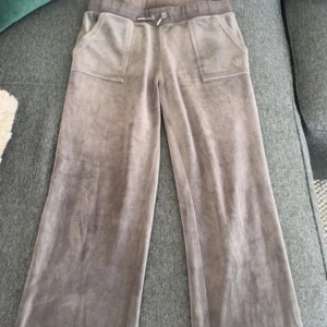 Juicy Couture Byxor  - Använda 5-6 gånger, annars i bra skick!