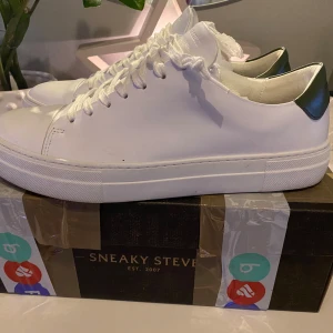 Sneaky Steve Skor - Stilrena vita sneakers från Sneaky Steve. Köpt för 1700 och har bara används på min bal men. Dom är som nya inge smuts eller defekter. Jag Säljer För att dom kändes lite stora. 