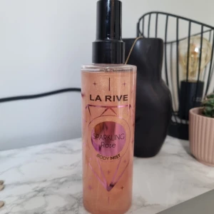 La Rive Sparkling Rose Body Mist - Body mist från La Rive 200ml. Helt oanvänd då jag redan har en likadan. Skimrar på huden och doftar jättegott🥰 Säljer för 45 kr med nypris 59 kr