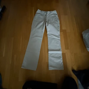 Byxor och kjol - Två par beiga byxor, ett från Add It och ett från ONLY. Båda har raka, vida ben och klassisk passform. Första paret är åt jeans hållet och de andra är mer som linnebyxor. Använt skick på linnebyxorna-70kr, jeansen-180kr. Kjolen på sista bilden är i strl S och den är mer lila i verkligheten-50kr. Allt för 260kr