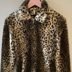 Leopard jacka - Säljer min skit snygga leopar jacka jag köpt på vinted som tyvärr va för stor för mej, finns ingen lapp i så står varken märke eller storlek men skulle säga att den sitter som en M/L, köpte för 600 så säljer den lite billigare här plus att priset går att diskuteras och skriv gärna om du vill ha fler bilder!🙂🩷