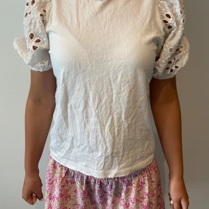 Vit blus med puffärmar och broderi - Vit blus från H&M i strl XS den sitter bra, men kommer inte till användning! 