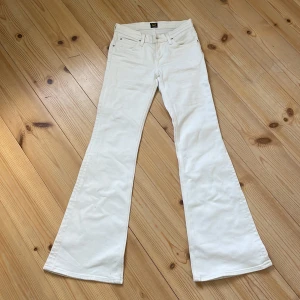 Vita bootcut jeans  - Snygga vita jeans med bootcut. Byxorna har klassisk femficksdesign, bälteshällor och dragkedja med knapp. Perfekta för en fräsch och clean look. Materialet är jeans med lite stretch för extra komfort.