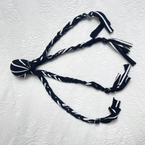 Hundleksak - Stor Bläckis - In Stock: 7x                                                 Handgjord hundleksak perfekt för hundar som gillar att leka dragkamp men även vill ha en kompis med sig vart den än går💕                              Obs! Färg och mönster kan skilja, skriv privat om du vill välja ut en specifik.