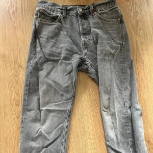 Grå Jeans ifrån Weekday  - Säljer ett par gråa jeans från Weekday i modellen “Space”. storlek 28/30. Nypris 600kr